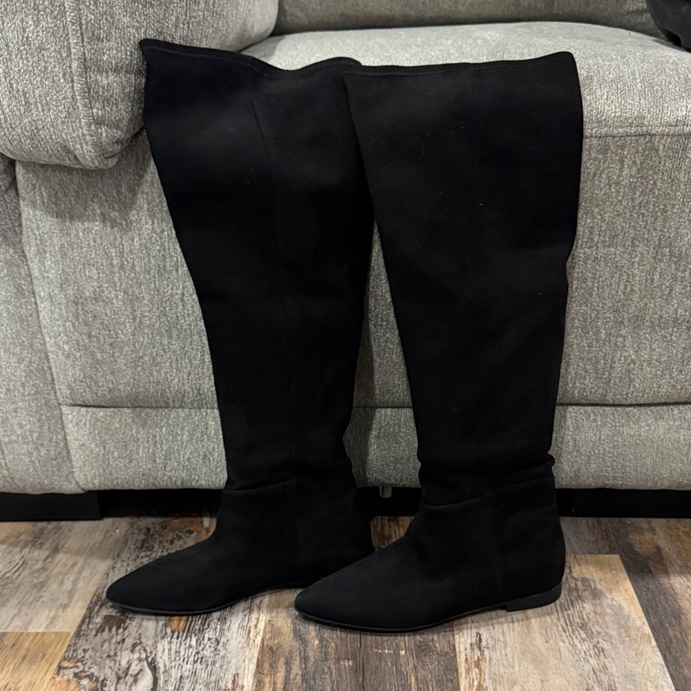 L'ARIANNA suede leather boots, made in Italy, in a European size 39.